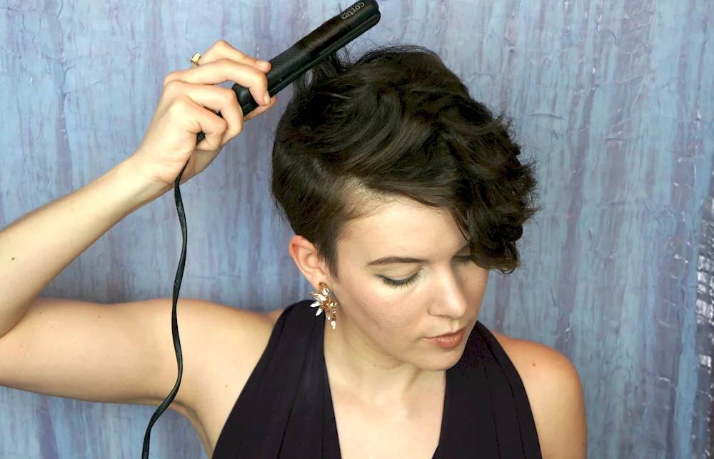 Short curls on short hair shag bob