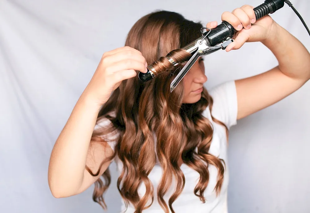 Middle hair curls with a curling iron