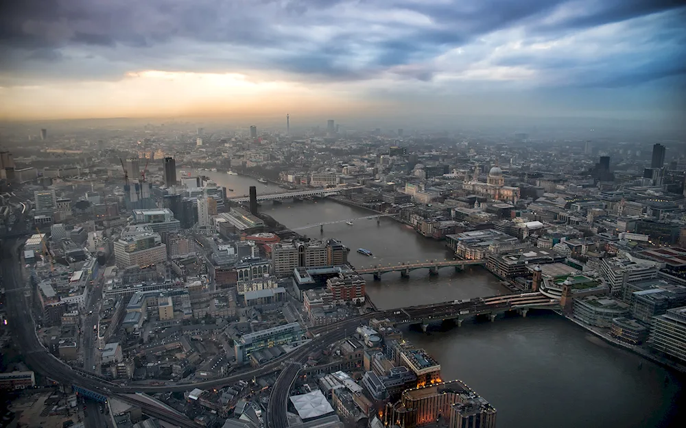 London's Thames River Parlour