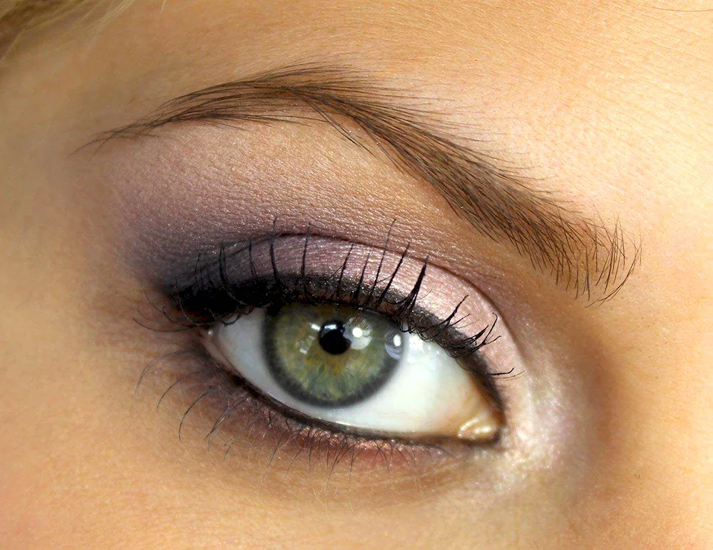 Makeup Smokey Eyes for kare green eyes