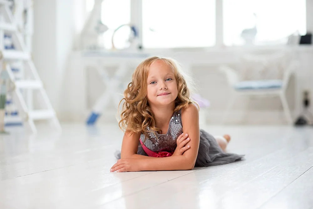 Little girls. models lying down