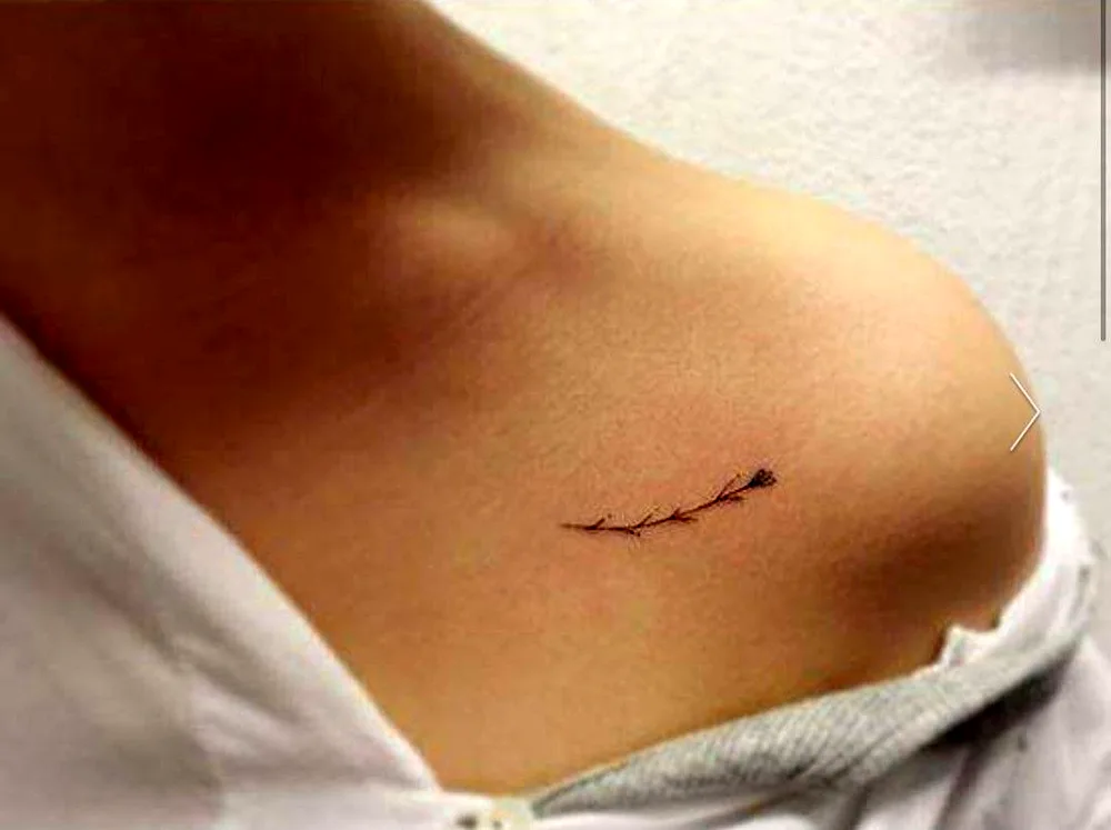 Unusual collarbone tattoos