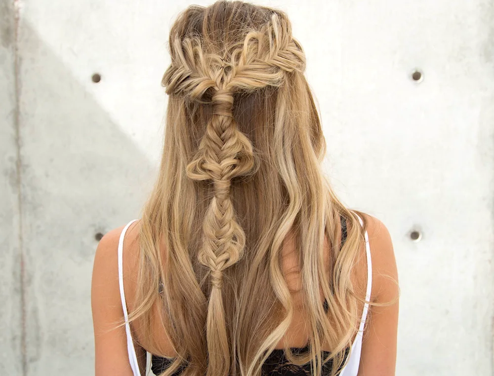 Braid and loose hair hairstyle with side braids