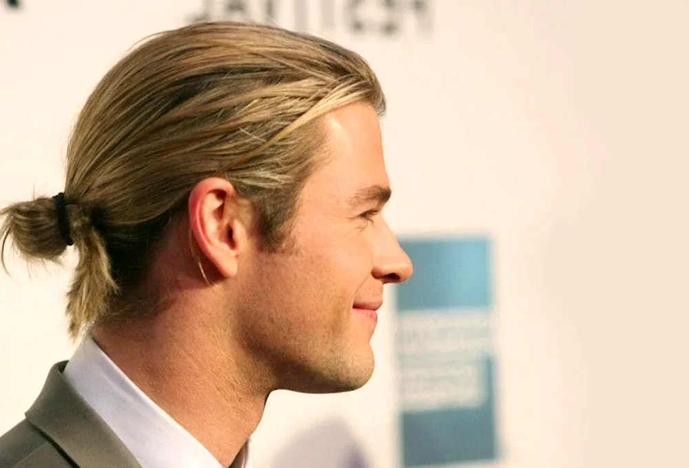 Man bun Chris Hemsworth