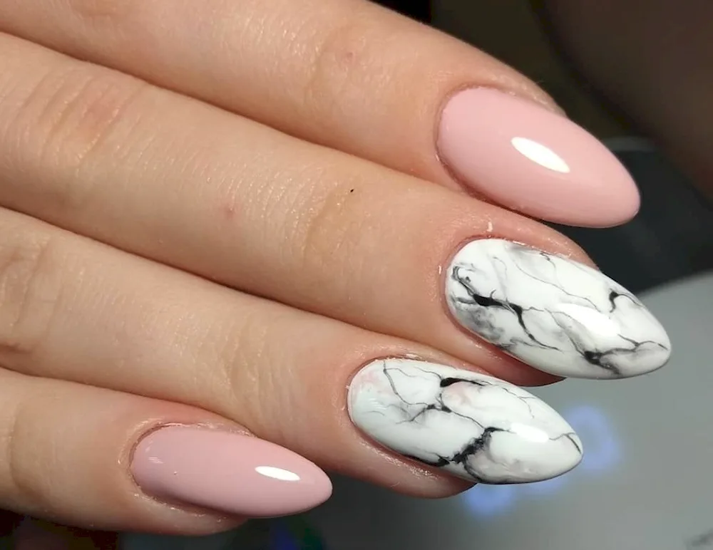 Marble manicure for short nails