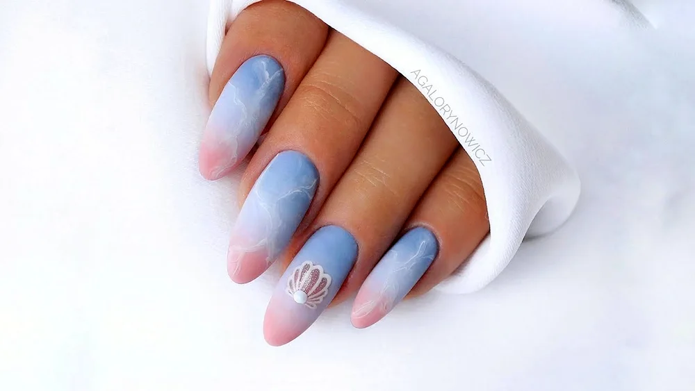 Marble oval gradient manicure
