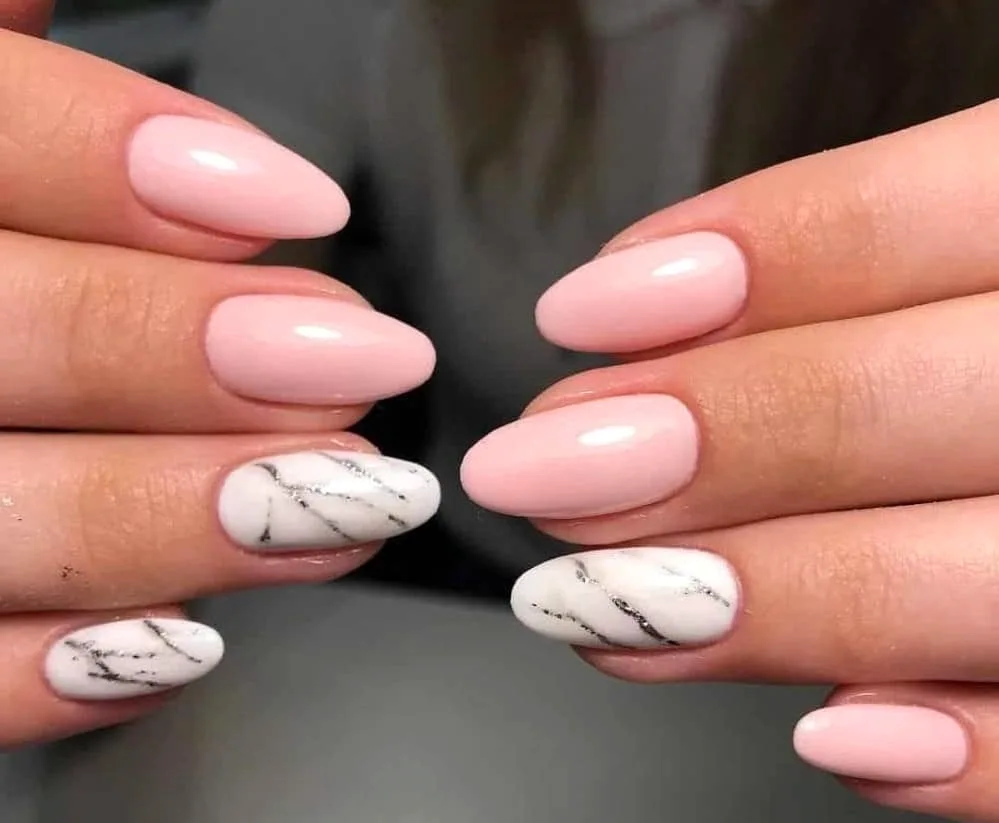 Marshmallow manicure