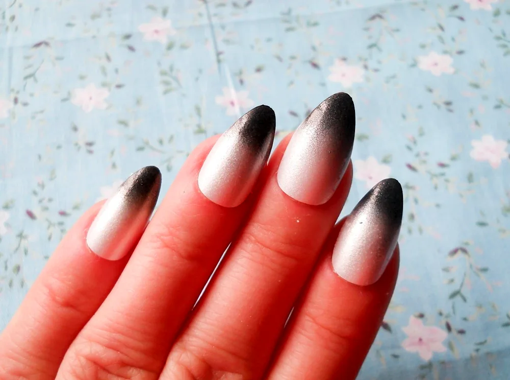 Almond almond ombré manicure