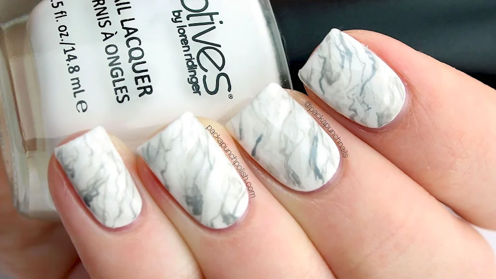 Manicure 2022 almond marble