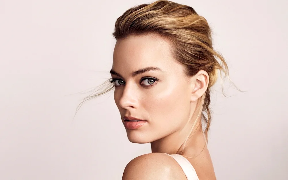 Erin in full-face