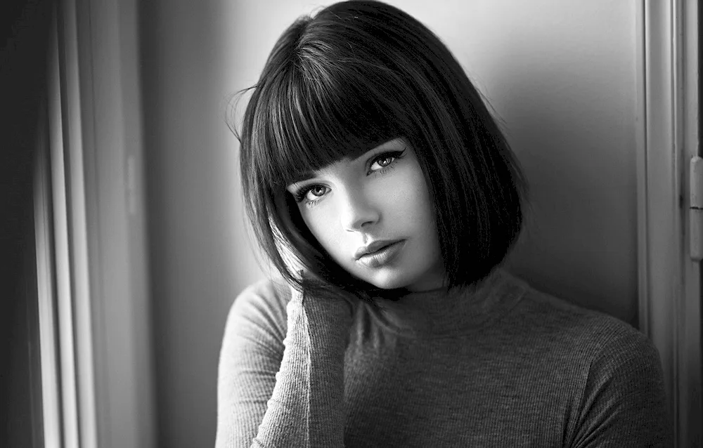 A haircut with fringes on the side