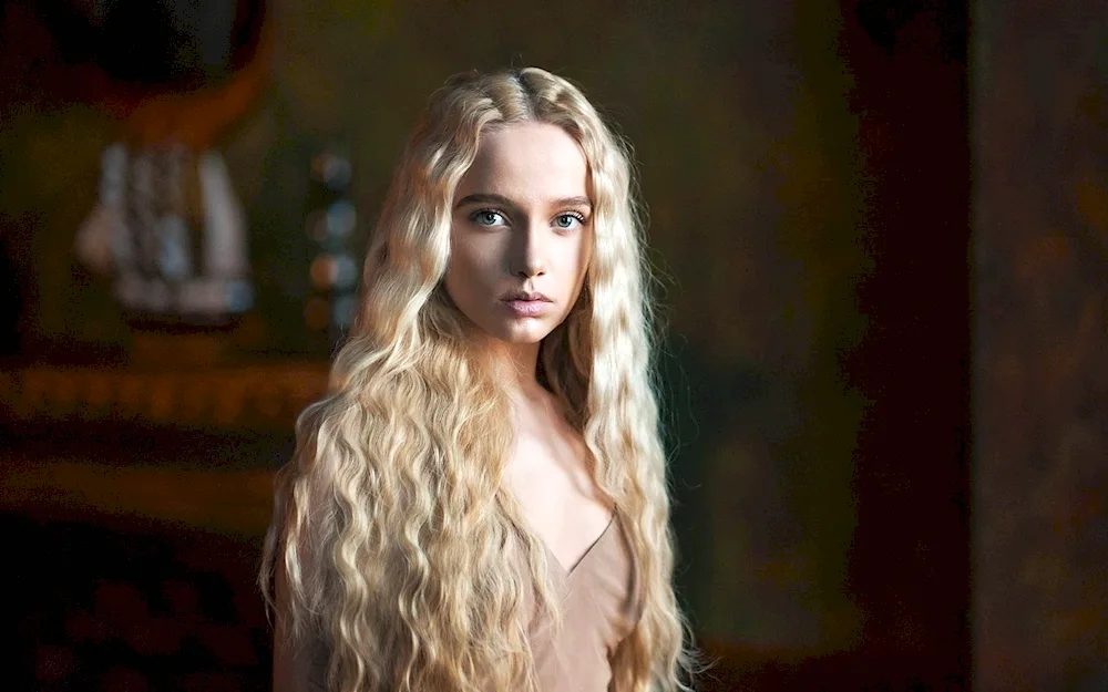 Maria Popova blonde