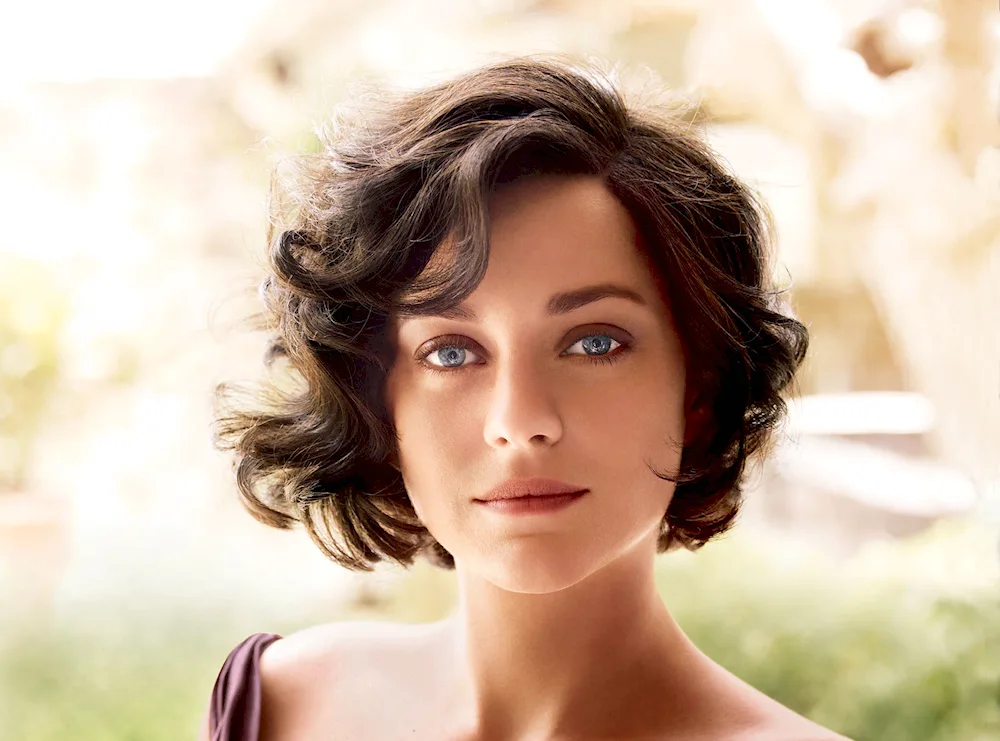 Marion Cotillard haircuts Bob Garçon curly hair