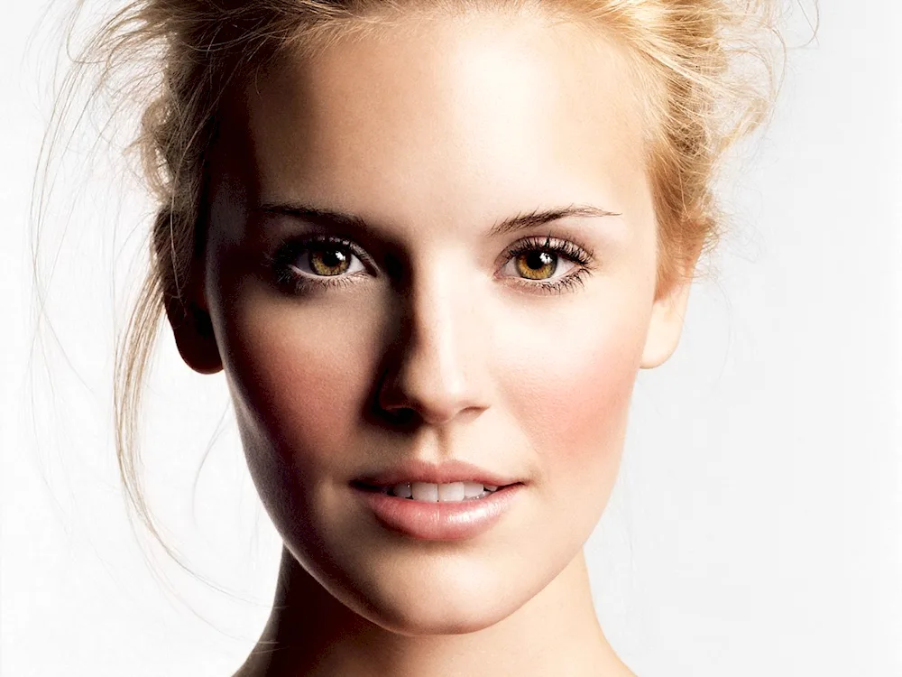 Maggie Grace full-face