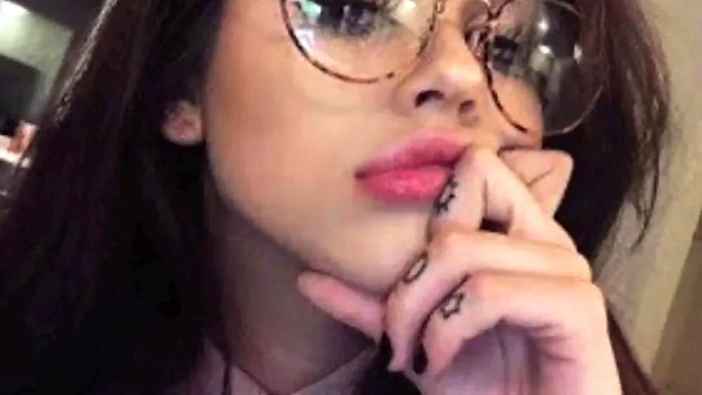 Maggie Lindemann with glasses