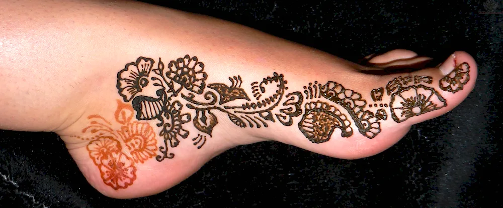 Painting henna mehendi