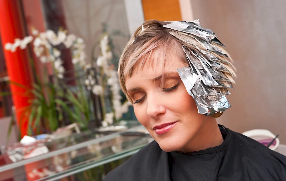 Foil hair colouring over a cap