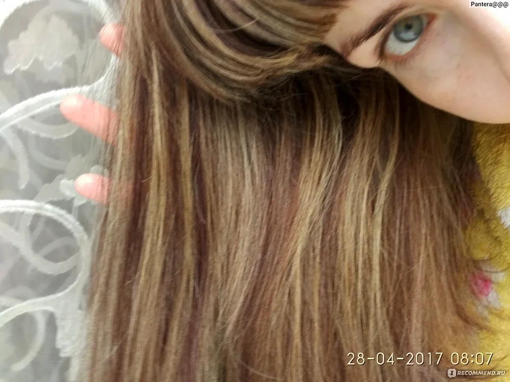 Hnail colouring on women's head