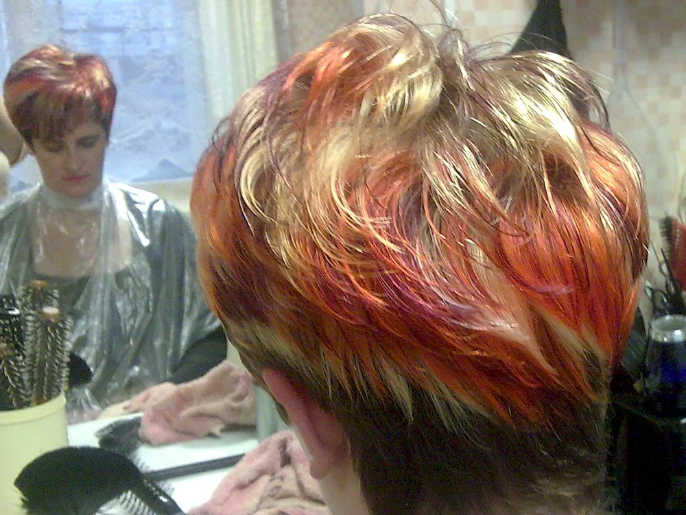 Small colouring on cap hair