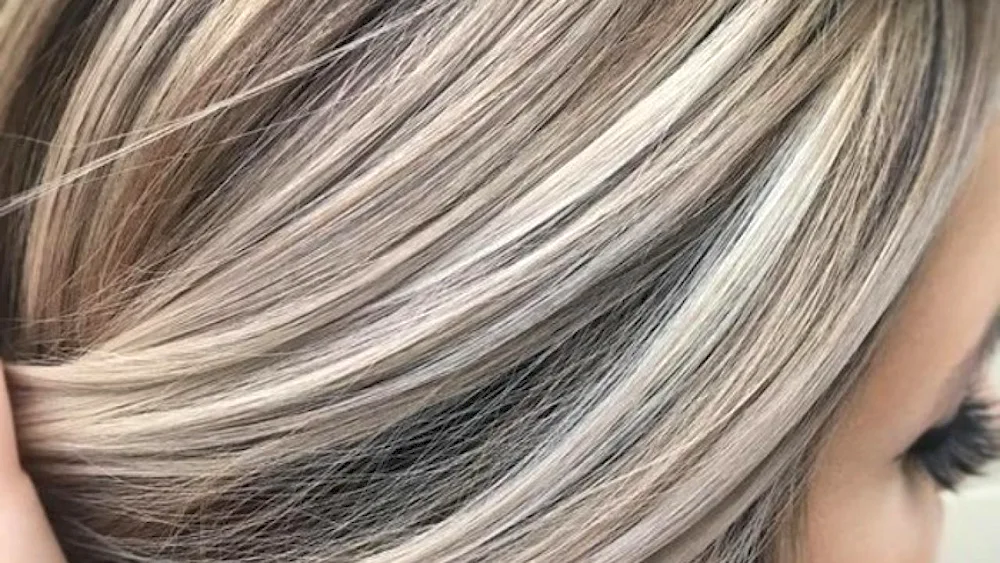 Ayelinating hair with dark roots