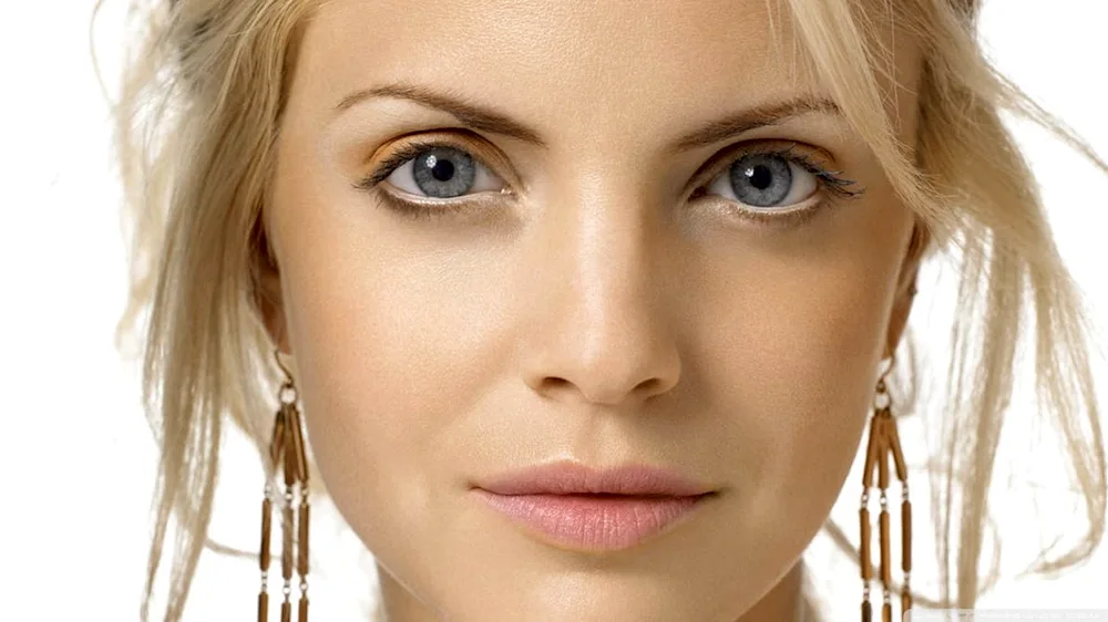 Mena Suvari