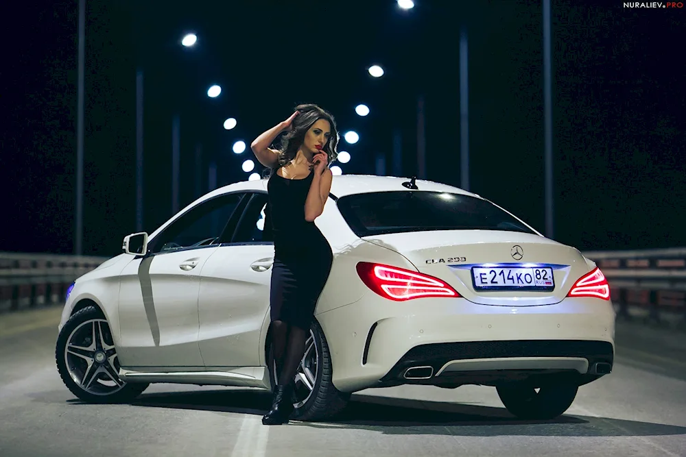 Mercedes CLA 200 girls