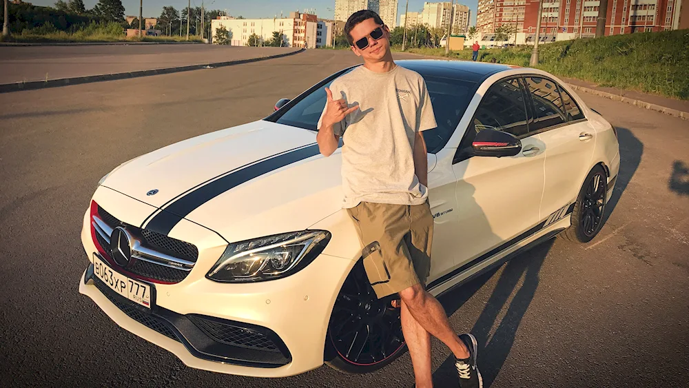 Mercedes subo Blogger