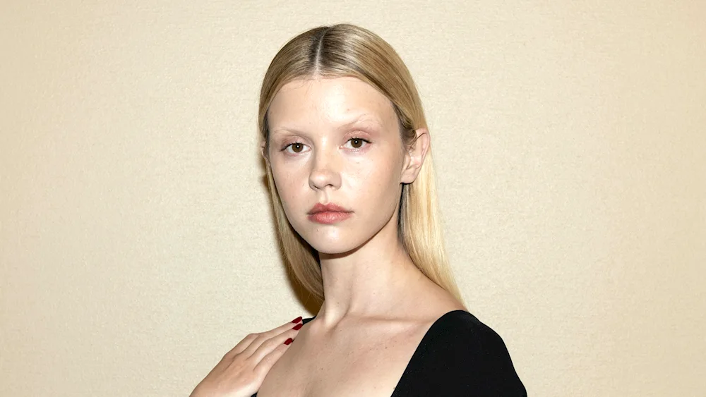 Mia goth