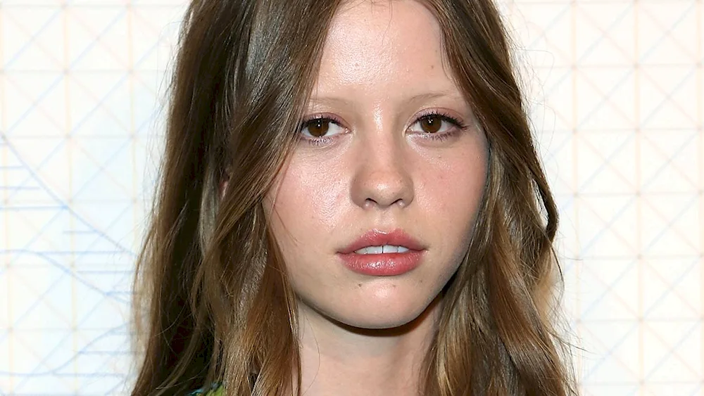 Mia goth