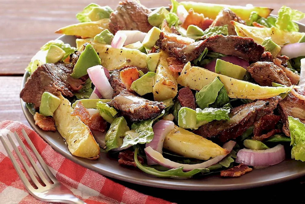 Warm salad with chicken liver and arugula