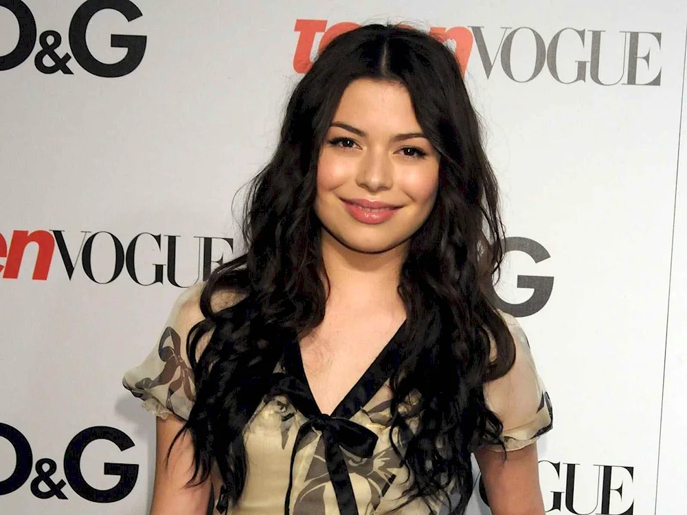 Miranda Cosgrove TPO less Photoshop