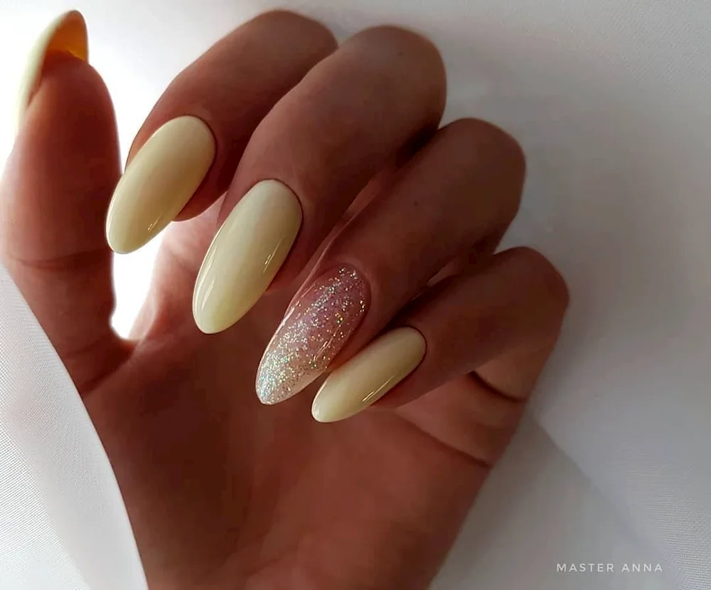 Milk nude manicure almond