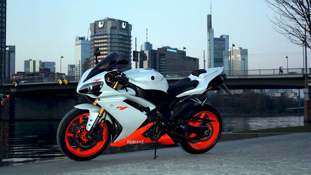 Yamaha r1