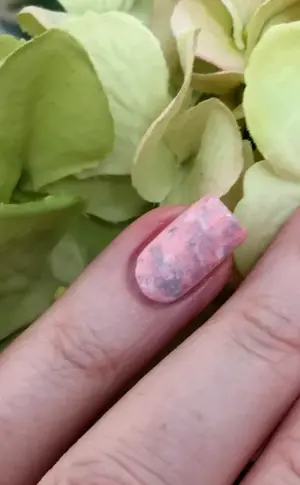 Marble manicure pink