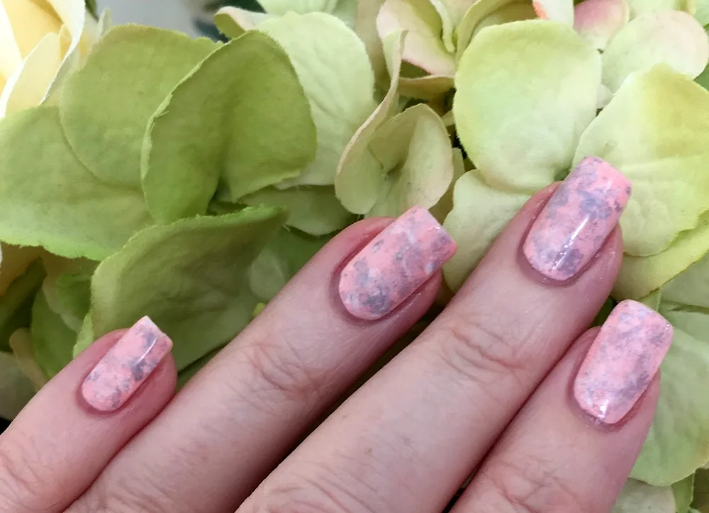 Marble manicure pink