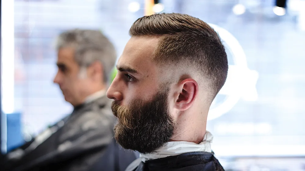 Men's haircut in salon
