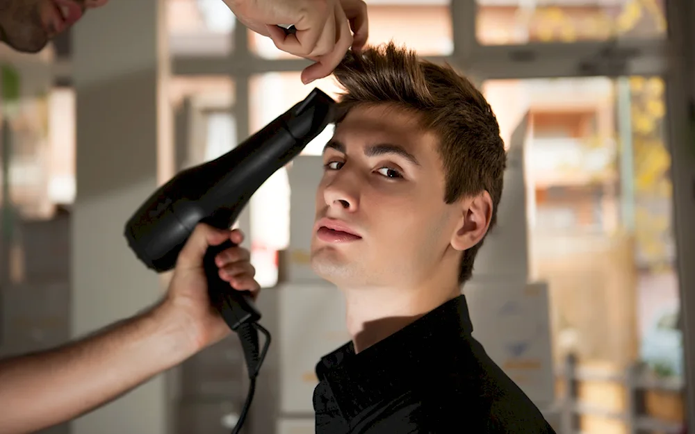 Men's haircut in salon