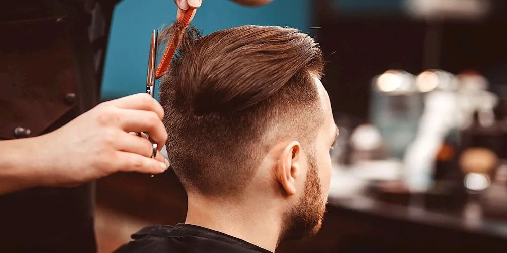 Men's haircut in salon