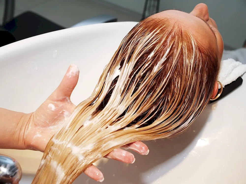 Colouring hair