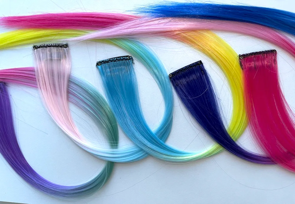 Coloured strands on hairpins