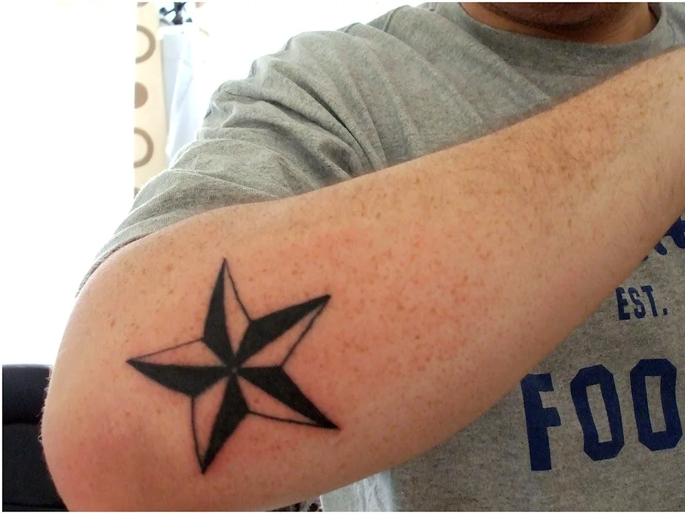 Four-pointed star tatoo