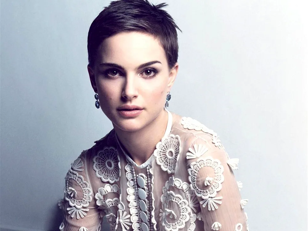 Natalie Portman short haircut. Pixie haircut