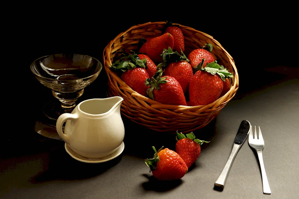 Strawberry basket with berries