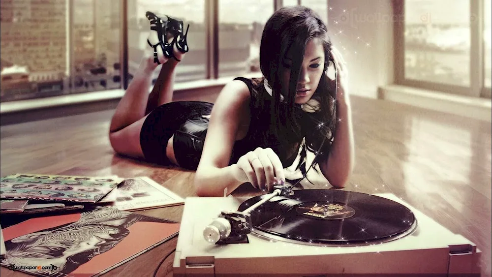 Zoe Kravitz series High Fidelity in the bathroom