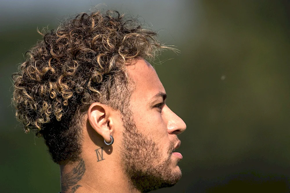 Neymar curls