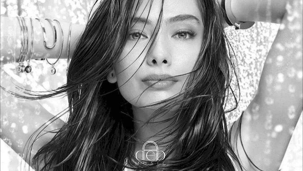 Turkish actress Neslihan Atagül before plastic surgery