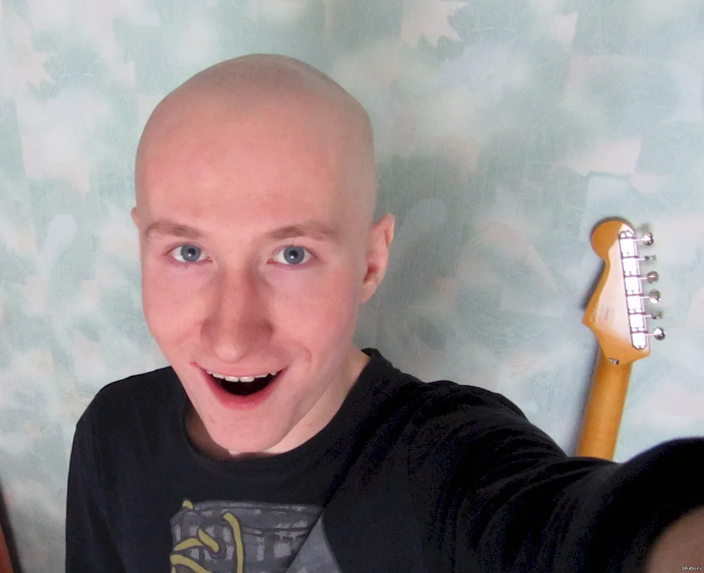 People who cut their hair bald after chemotherapy