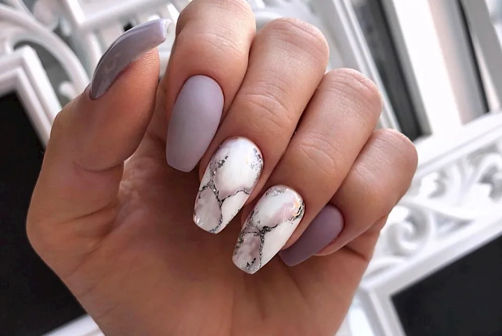 Bright manicure with splashes