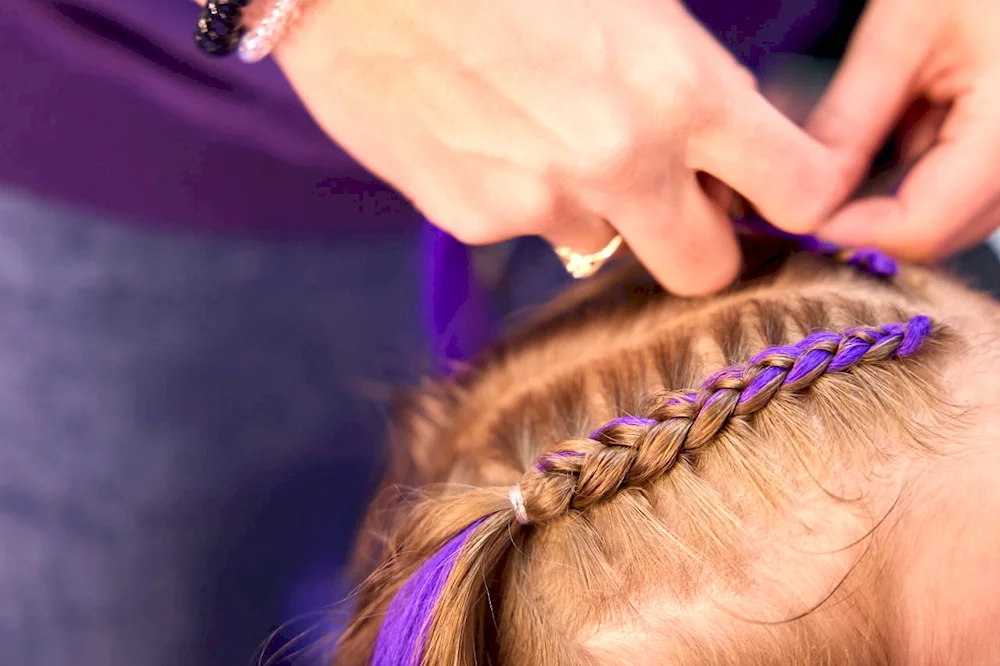 Numbers of buildings that braid multicoloured braids