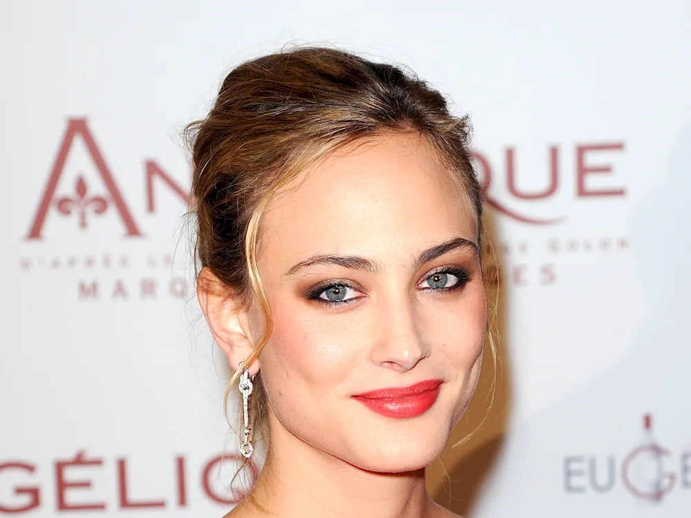 Nora Arnezeder